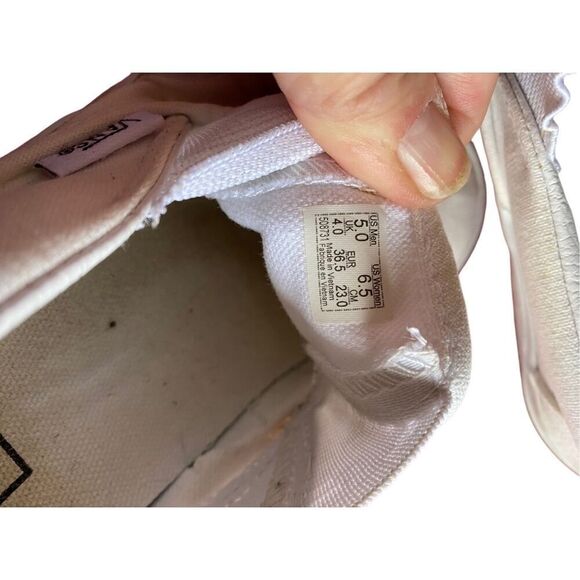 Vans unisex, white classic canvas slip on sneakers M/5W/6.5. - Picture 5 of 6